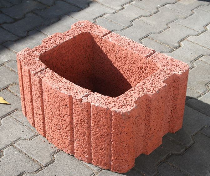 преимущества клумбы из бетона
