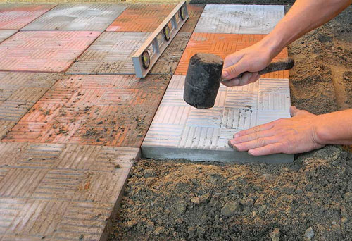 Укладка полимерпесчаной плитки на готовое бетонное основание