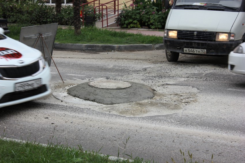 Люк на тротуаре. Канализационный люк на тротуаре. Тротуарная плитка вокруг люка. Люк во дворе. Ливнеприемник на дороге.