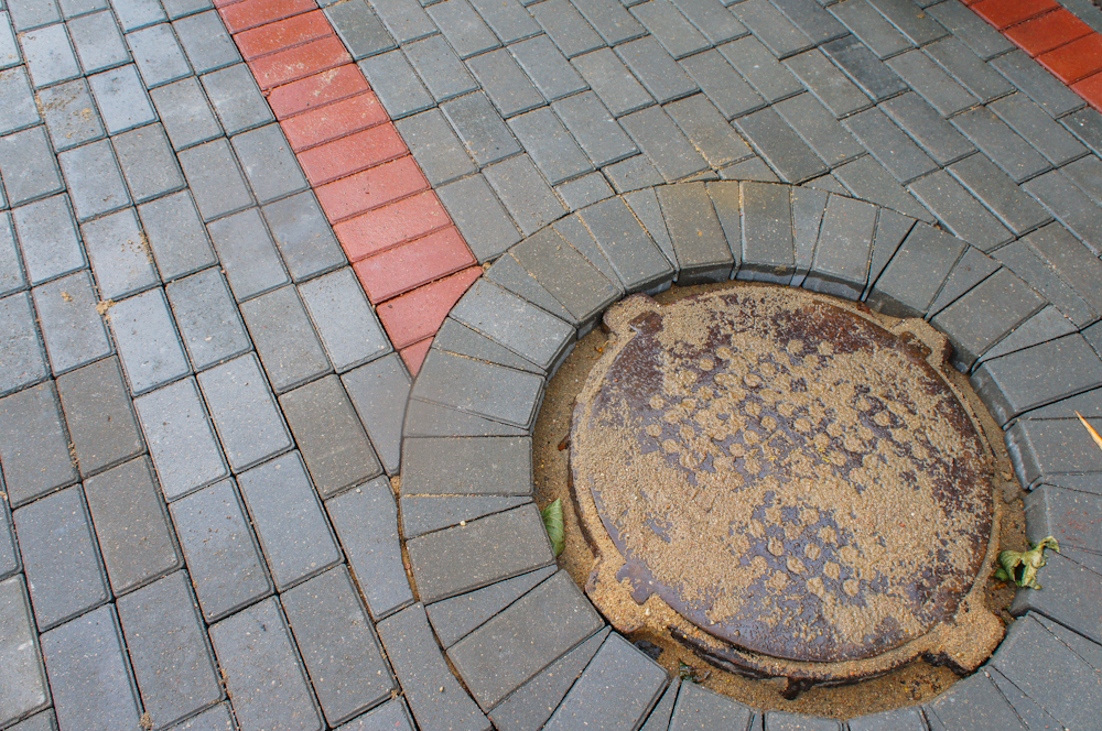 Декор крышки канализации: пень, камни, валун своими руками | Бетонные поделки, Камни, Декор